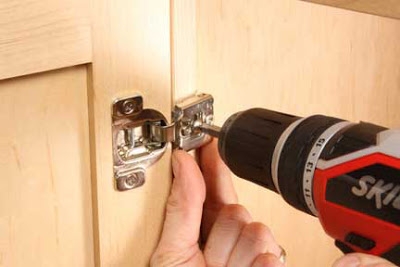 Como Instalar Dobradiças de Armários Parafusando Dobradiça
